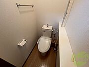 こちらはトイレです。清潔感があり、安心して使用できます。