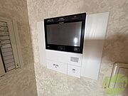 TVモニター付インターホンです。来客者の顔が見えるので安心！