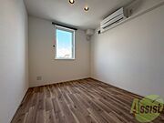 こちらのお部屋は光が差し込む、温かみのあるお部屋です。