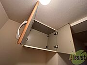 キッチン上にも収納あり、キッチン用品などがしまえます。