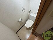 こちらはトイレです。清潔感があり、安心して使用できます。
