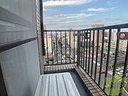 バルコニーは幅があり、広い印象を受けました。
