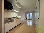 リビングです。白を基調としていてお部屋全体が明るいですね！