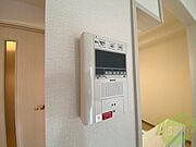 TVモニター付インターホンです。来客者の顔が見えるので安心！
