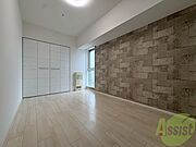 寝室はこちらです。光が差し込む、温かみのあるお部屋です。