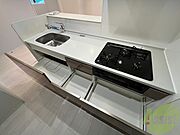 キッチン下の棚を開けてみました！食品ストック等をしまえます。