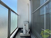 バルコニーです。洗濯物を干したり一息ついたりできますね！