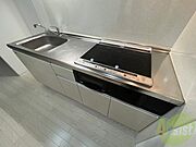 キッチン周りは意外と物が多いので棚があるといいですね。
