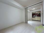 白を基調とした明るい印象のお部屋になっています！