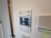 TVモニター付インターホンです。来客者の顔が見えるので安心！