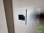 TVモニター付インターホンです。来客者の顔が見えるので安心！