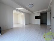 リビングです。白を基調としていてお部屋全体が明るいですね！