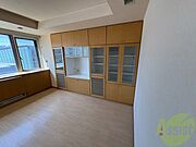 木目のフローリングは落ち着きのある印象のお部屋になりますね。