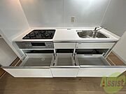 キッチン下の棚を開けてみました！食品ストック等をしまえます。