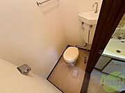 こちらはトイレです。清潔感があり、安心して使用できます。
