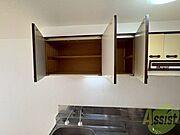 キッチン上部の棚に台所用品や食器などを入れることができます。