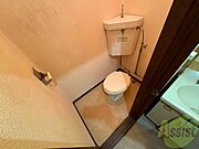 こちらはトイレです。清潔感があり、安心して使用できます。