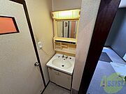 こちらに洗面台があります。朝の洗顔はこちらで。