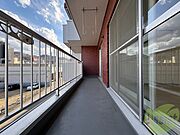 バルコニーです。洗濯物を干したり一息ついたりできますね！