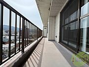 バルコニーです。洗濯物を干すもよし、一息つくもよしですね。