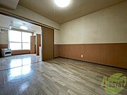 別の角度から洋室を撮影しました。落ち着きのある空間です。
