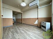 ダイニングキッチンの隣には洋室があります。寝室ですね。