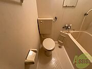 こちらはトイレです。清潔感があり、安心して使用できます。