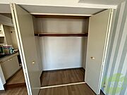 こちらの収納にはハンガーをかけて服もしまえますね。