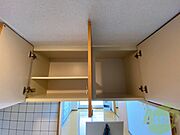 キッチン上部の棚に台所用品や食器などを入れることができます。