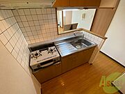 キッチン周りは意外と物が多いので棚があるといいですね。