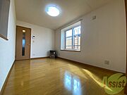 別の角度から洋室を撮影しました。落ち着きのある空間です。
