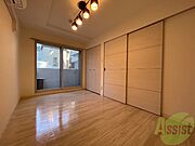 寝室はこちらです。光が差し込む、温かみのあるお部屋です。