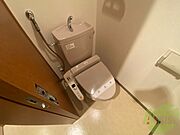 こちらはトイレです。清潔感があり、安心して使用できます。