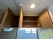 キッチン上段に収納がありますので、食器などを収納出来ます。