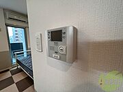 TVモニター付インターホンです。来客者の顔が見えるので安心！
