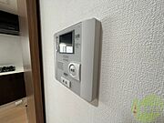 TVモニター付インターホンです。来客者の顔が見えるので安心！