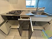 キッチン上の収納もたっぷり入るので、すっきり片付きます。