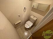 こちらはトイレです。清潔感があり、安心して使用できます。