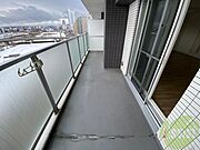 バルコニーです。洗濯物を干したり一息ついたりできますね！