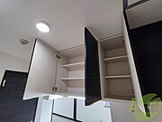 キッチン上部の棚に台所用品や食器などを入れることができます。