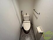 こちらはトイレです。清潔感があり、安心して使用できます。