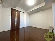 寝室はこちらです。光が差し込む、温かみのあるお部屋です