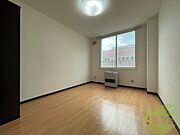 こちらのお部屋は光が差し込む、温かみのあるお部屋です。
