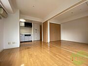 リビングです。白を基調としていてお部屋全体が明るいですね！