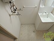 洗濯機置場は室内にあるのでもちろんいつでも洗濯できます。