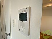 TVモニター付インターホンです。来客者の顔が見えるので安心！