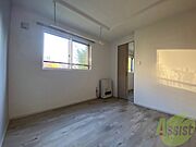 寝室はこちらです。光が差し込む、温かみのあるお部屋です。