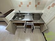 キッチン下の棚に台所用品や食器などを入れることができます