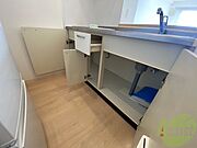 キッチン下のスペースも。食品ストックも入りますね。