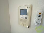 TVモニター付インターホンです。来客者の顔が見えるので安心！